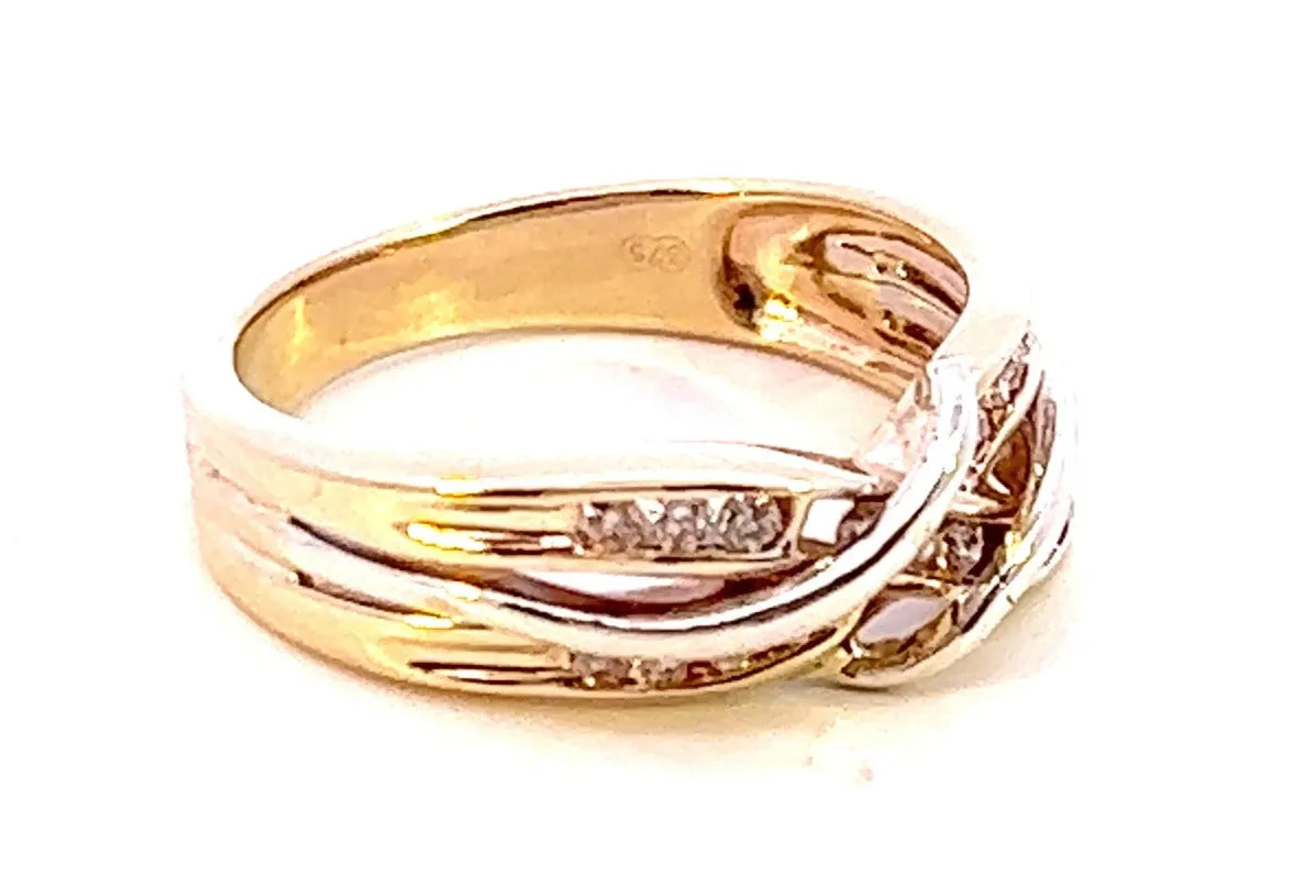 Elegant Crossover Diamond Ring in Yellow Gold tdw 0.15ct