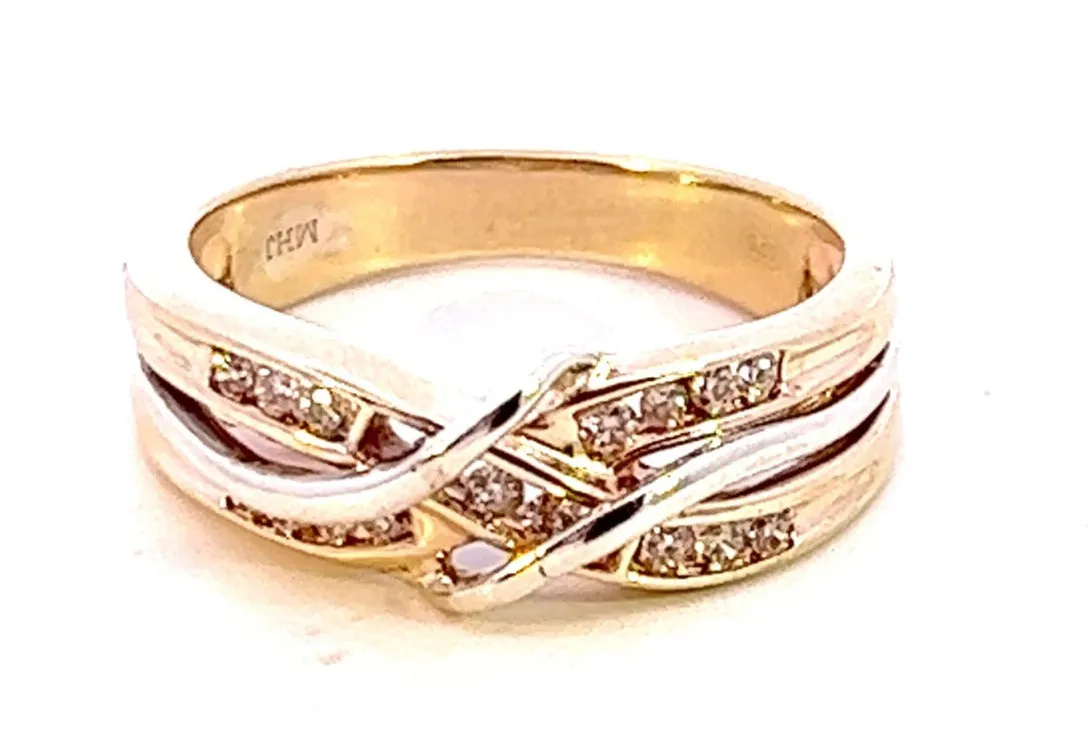 Elegant Crossover Diamond Ring in Yellow Gold tdw 0.15ct