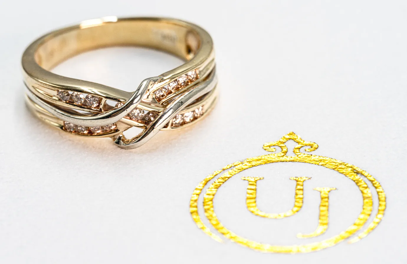 Elegant Crossover Diamond Ring in Yellow Gold tdw 0.15ct