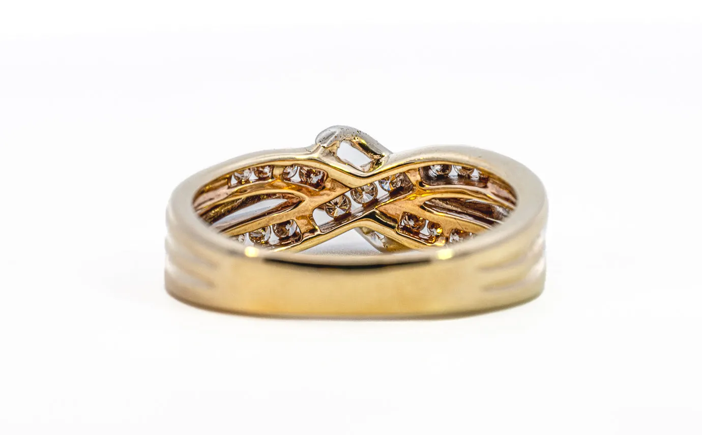 Elegant Crossover Diamond Ring in Yellow Gold tdw 0.15ct