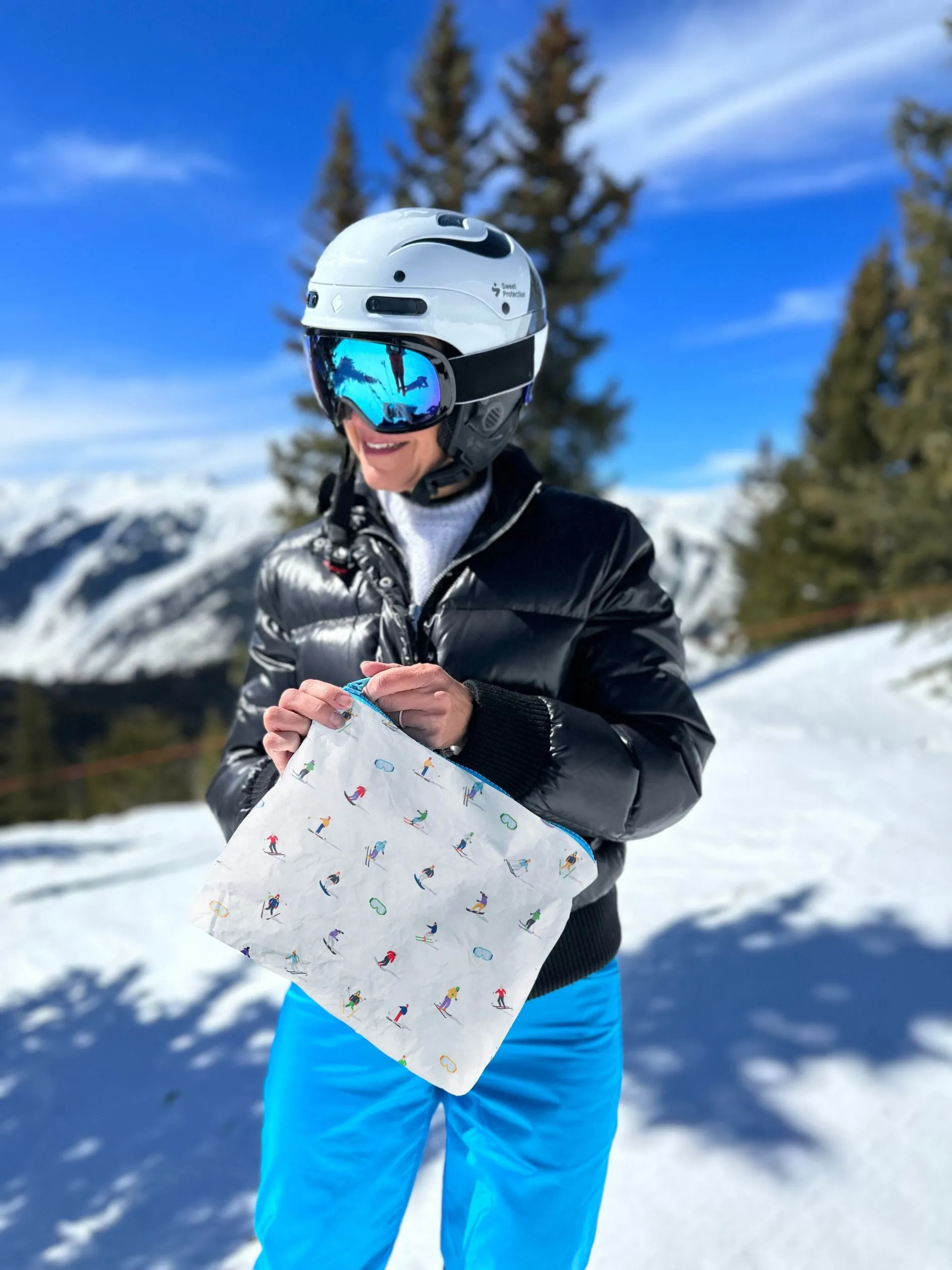 Medium Zipper Pack - Dancing Skiers with Goggles