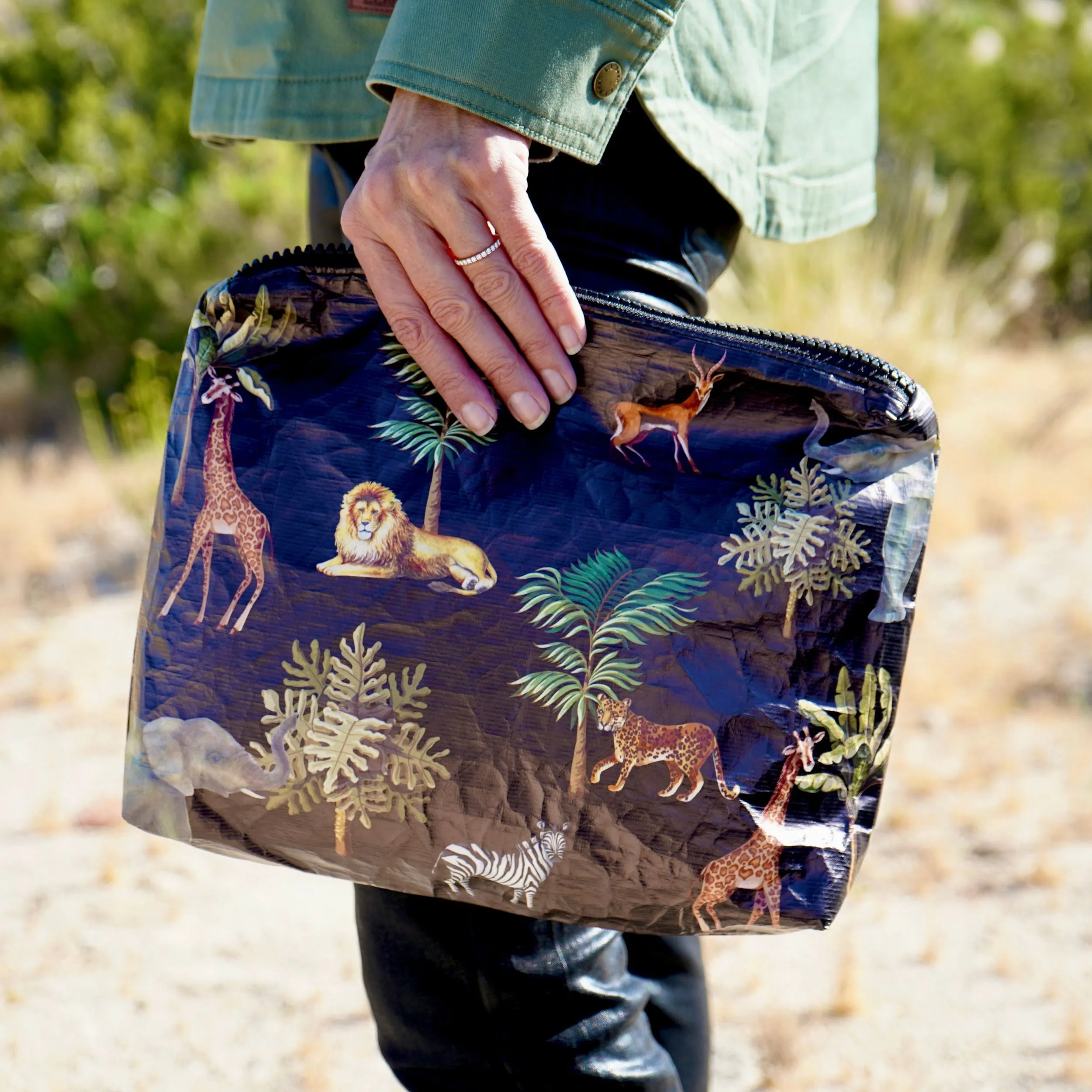 Medium Zipper Pack in Black with African Jungle Scene
