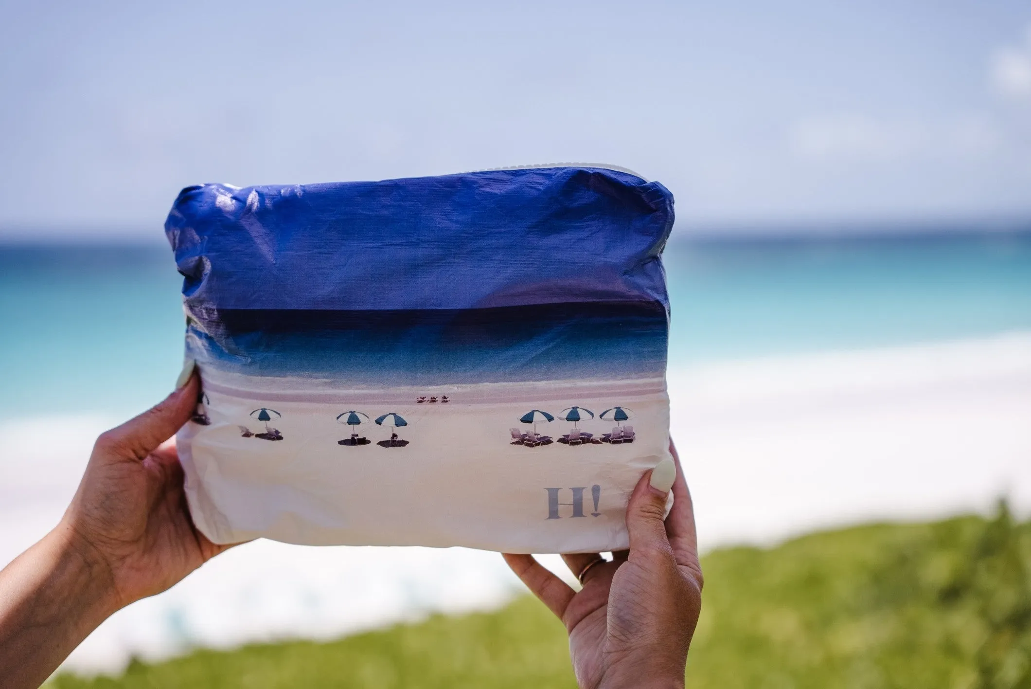 Medium Zipper Pack in Harbour Island Beach Scene
