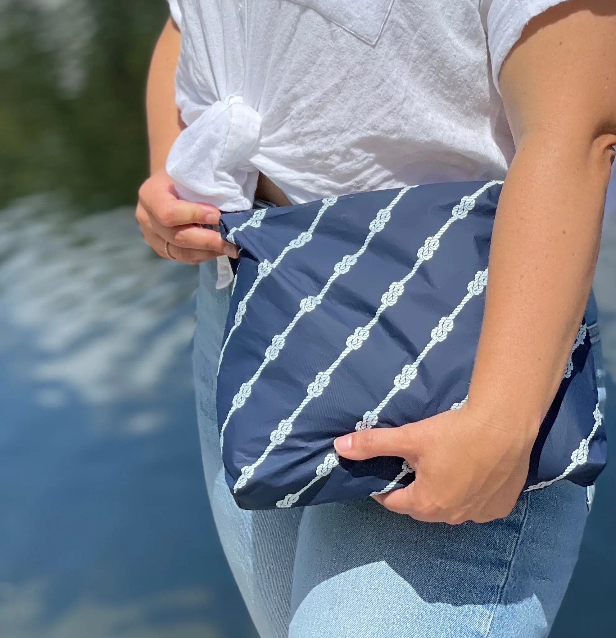 Medium Zipper Pack in Nautical Knot Stripes in Navy and White