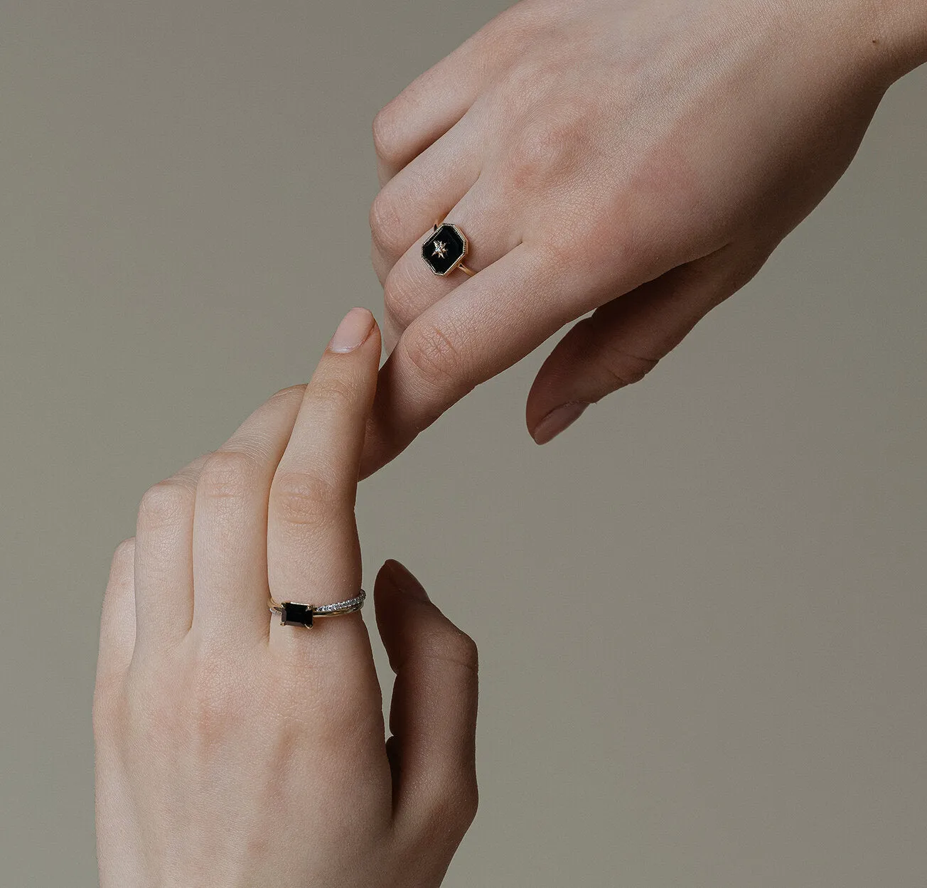 Onyx Pavé Diamond Rolling Ring